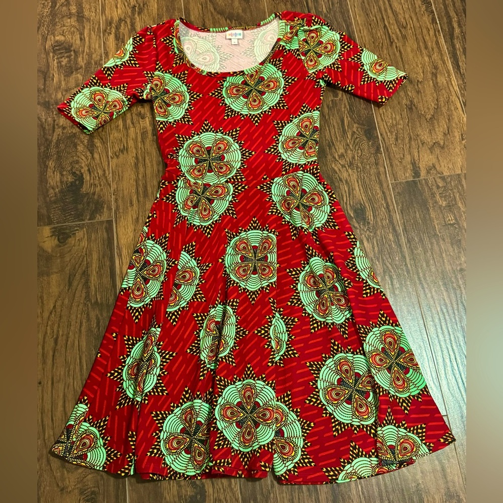 Excellent condition. Scoop neck, mid length sleeves, A line skirt LuLaRoe dress.